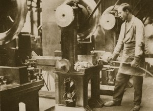 Fabricando dinero: cortando tiras de plata en discos de English Photographer